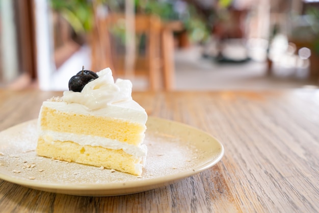 Torta al cocco sul piatto in caffetteria e ristorante