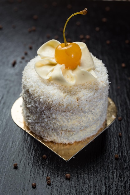 Torta al cocco con la crema e le amarene