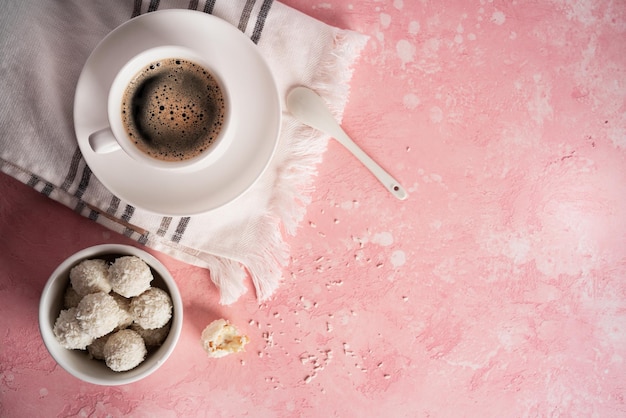 Caramelle al cocco con noci su sfondo rosa raffaello foto di alta qualità