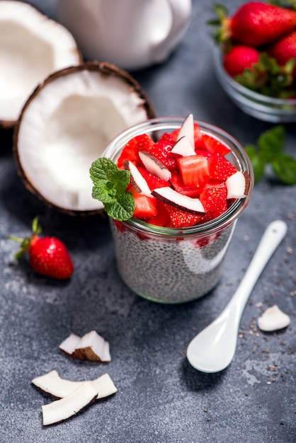 Foto budino di chia cocco con fragole, spuntino vegano sano, colazione, dieta alimentare