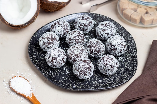 Palline di cioccolato al cocco caramelle dessert cibo vegetariano