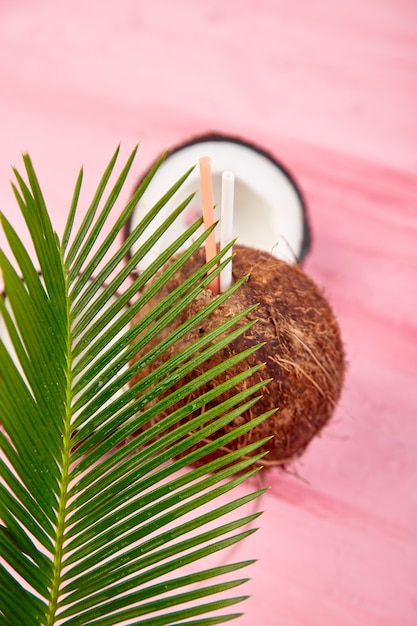 Photo coconut cocktail. summer holiday drink