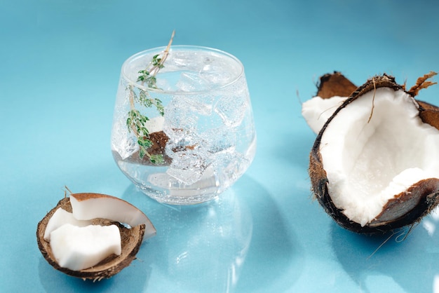 파란색 배경의 상쾌한 바캉스 칵테일을 곁들인 코코넛 칵테일