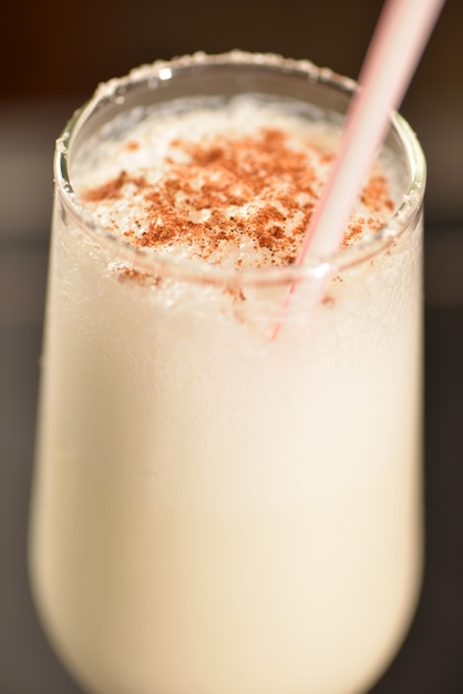 Foto cocktail al cocco con cannella e zucchero cristallizzato