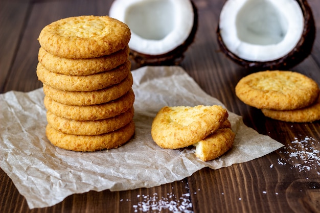 茶色の木の上のココナッツクッキー。ココナッツ