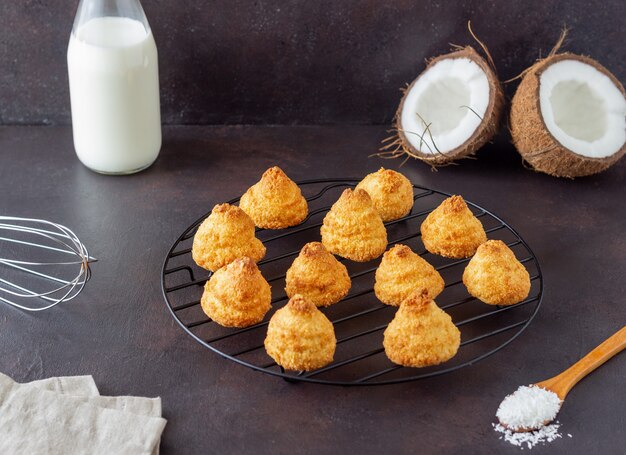 Biscotti al cocco su una superficie scura. cottura. cibo vegetariano.