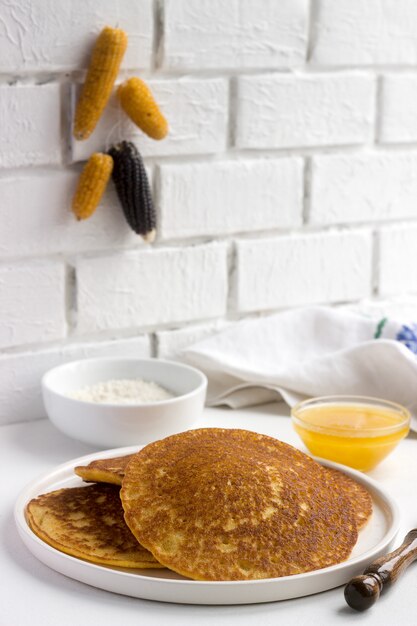 Frittelle di mais al cocco con miele. stile rustico.