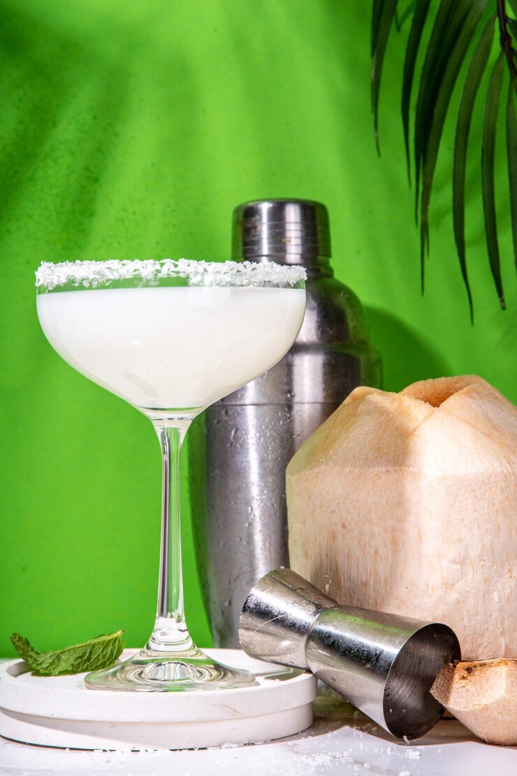 Photo coconut daiquiri or martini cocktail with creamy liqueur and young thai coconut water on highcolored background