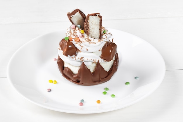 Foto dessert al cocco in cioccolato al latte con panna montata