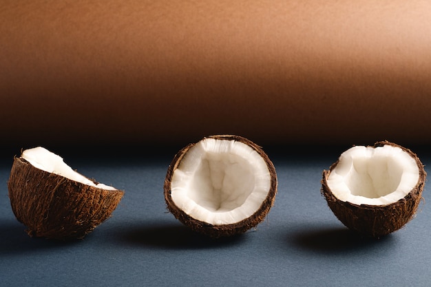 갈색과 파란색 회색에 코코넛 과일 접힌 종이 배경