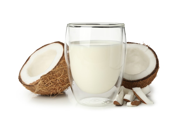 Кокос и стакан кокосового молока, изолированные на белом фоне