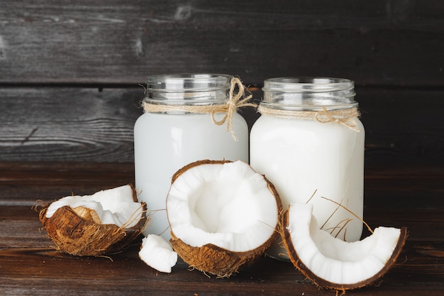 코코넛 밀크와 코코넛과 유리 용기