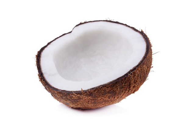 Noce di cocco isolato su sfondo bianco. cocco di frutta tropicale