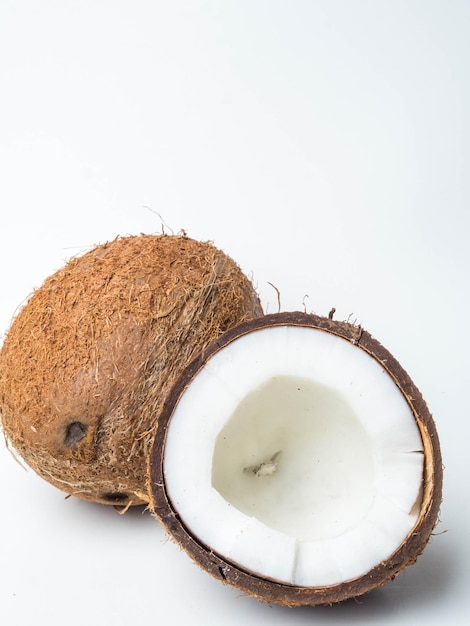 복사 공간 흰색 배경에 고립 된 코코넛