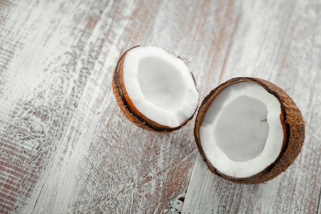 Foto noce di cocco isolata su un fondo di legno