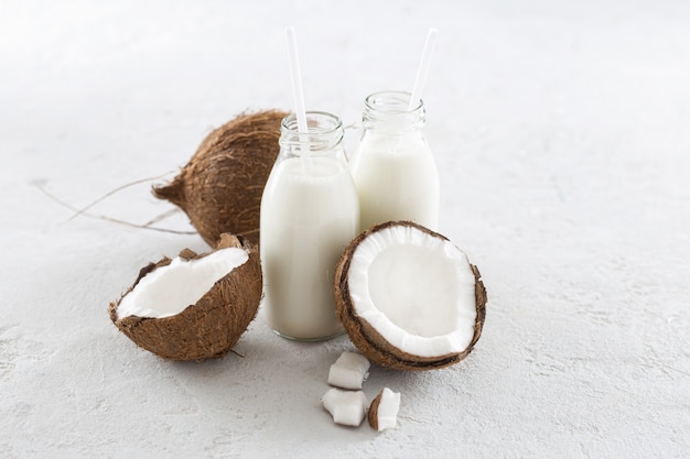 유리 병에 코코넛 kefir입니다. 비유가 아닌 건강 음료 또는 발효 음료. 건강한 식생활 개념