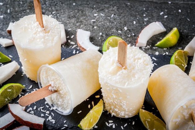 Photo coconut and lime home fruit ice cream popsicles