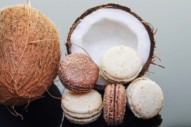 Coconut Macarons met Shredded Coconut op grijze achtergrond Food Blog Concept