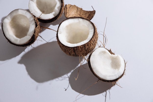 나무 판자 배경에 코코넛과 우유 깨진 코코넛 코코넛
