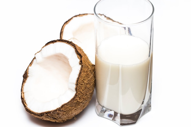 Latte di cocco e noce di cocco isolati su bianco