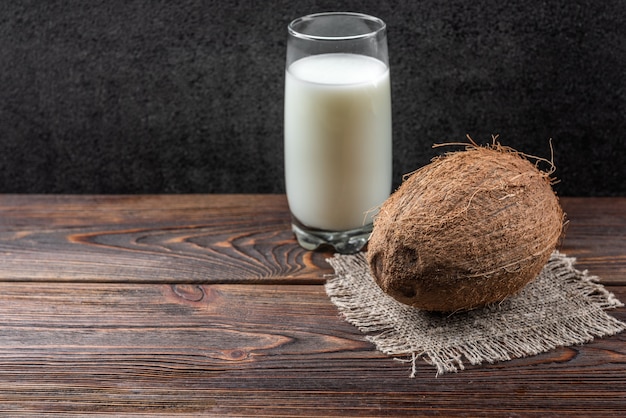 Photo coconut milk on dark wooden