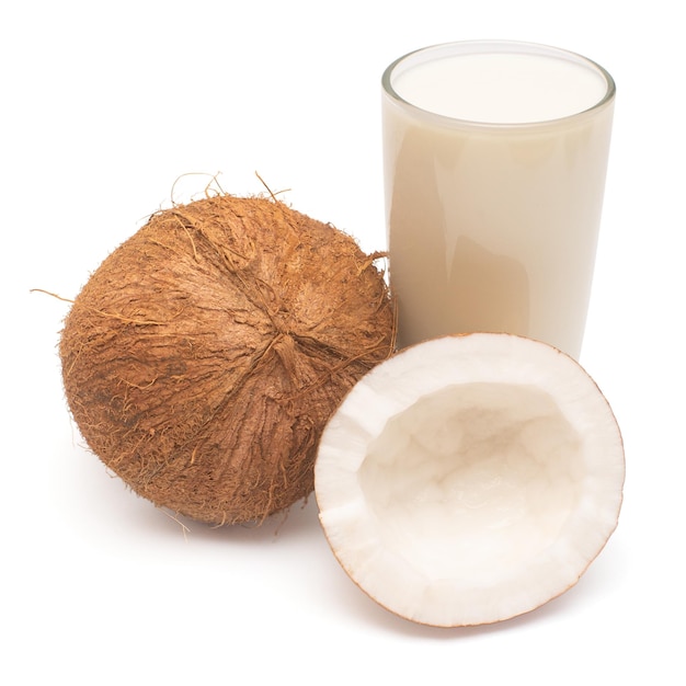 흰색 배경에 분리된 신선한 전체 견과류와 절반이 포함된 코코넛 우유 창의적인 화장품 개념 평면도