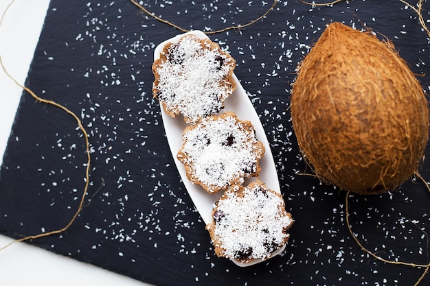 Muffin al cocco su uno sfondo nero