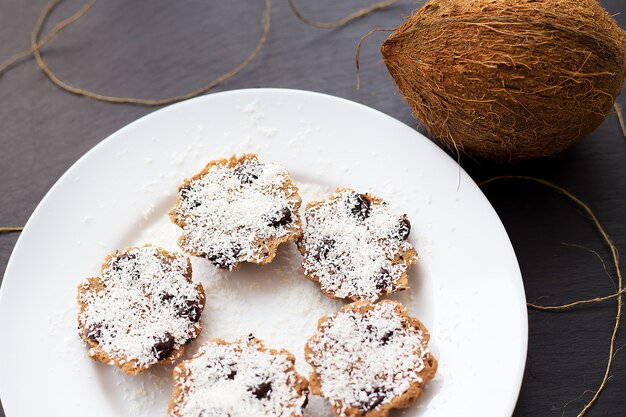 Foto muffin al cocco su una superficie nera