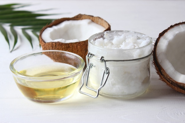 Olio di cocco e noci di cocco, rami di palma da vicino. foto di alta qualità