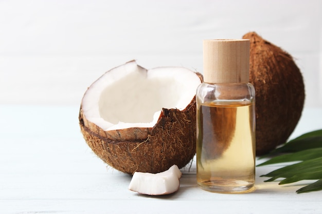 Olio di cocco e rami di palma da cocco da vicino