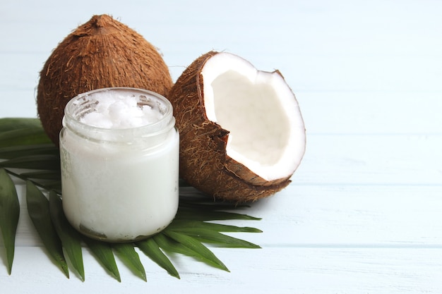 Кокосовое масло и кокосовые пальмовые ветви крупным планом