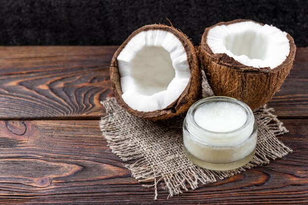 Olio di cocco su legno scuro