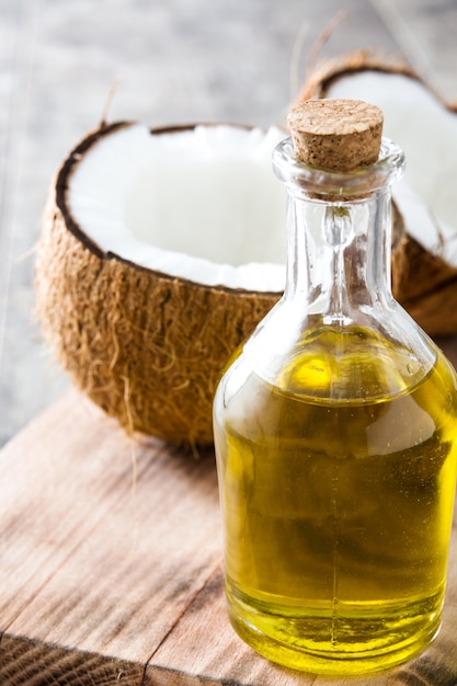 Olio di cocco sulla fine di legno in su