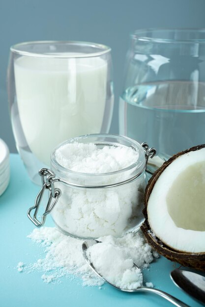 Photo coconut products cracked open coconut coconut powder  concept alternative milk vegeterian