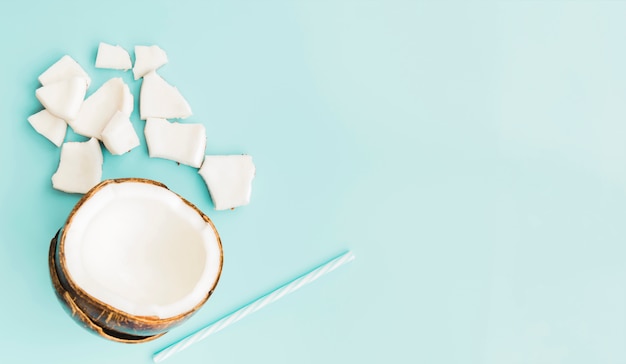 Photo coconut pulp and drink straw