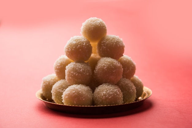 Foto laddoo dolce al cocco o nariyal laddu è un alimento del festival popolare dall'india. servito su sfondo lunatico, messa a fuoco selettiva