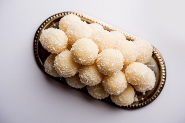 Coconut Sweet Laddoo OF Nariyal Ladduis een populair festivalvoedsel uit India. Geserveerd op een humeurige achtergrond, selectieve focus