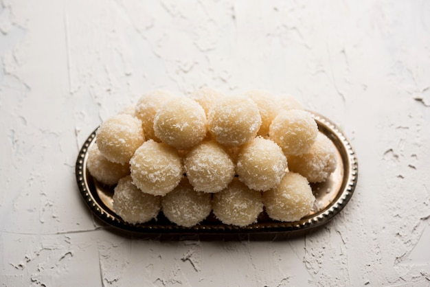 Coconut Sweet Laddoo OF Nariyal Ladduis een populair festivalvoedsel uit India. Geserveerd op een humeurige achtergrond, selectieve focus