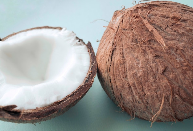 코코넛 나무 과일 코코넛은 파란색 배경에 분리된 두 개의 반으로 나뉩니다.