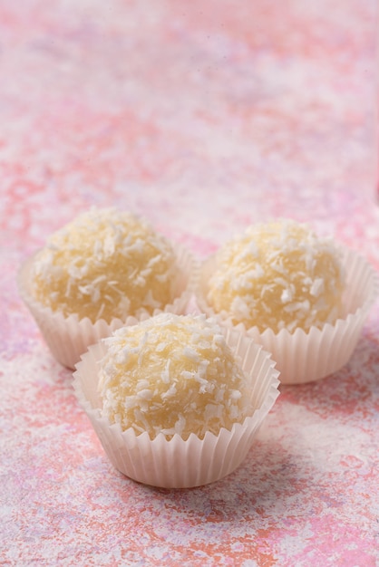 Foto tartufi al cocco con cioccolato bianco