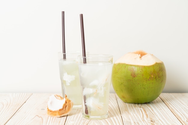 Acqua di cocco o succo di cocco in bicchiere con cubetto di ghiaccio