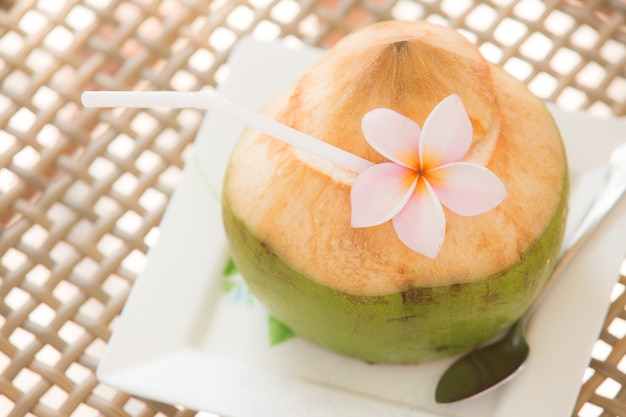 꽃으로 장식된 코코넛 워터