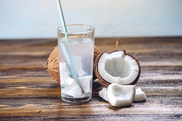 Фото Кокосовая вода в составе с открытым кокосом с белой мякотью