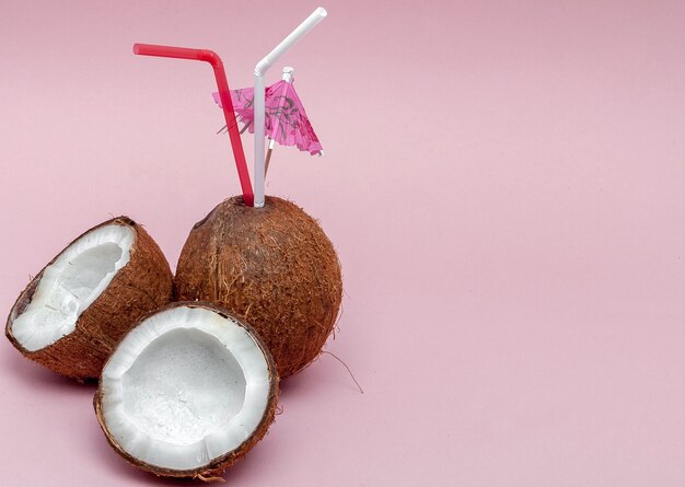 Cocco con cannuccia e ombrellone