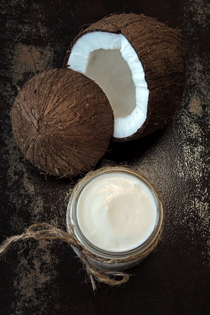 코코넛 요구르트와 코코넛. 비건 요구르트. 케토 다이어트.