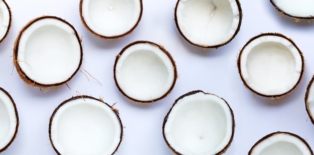 흰색 표면에 코코넛