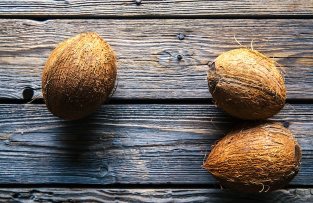 Noci di cocco su uno sfondo di legno, cibo, natura