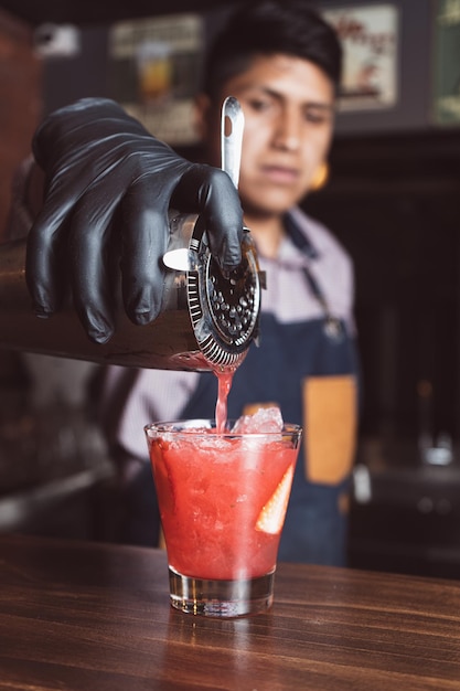 写真 cocteles en la barra de un bar