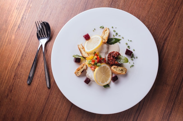 Foto filetto di filetto di pesce cotto in salsa di vino bianco al limone e champagne.