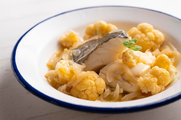 Cod loins cooked in the oven with onion and cauliflower.